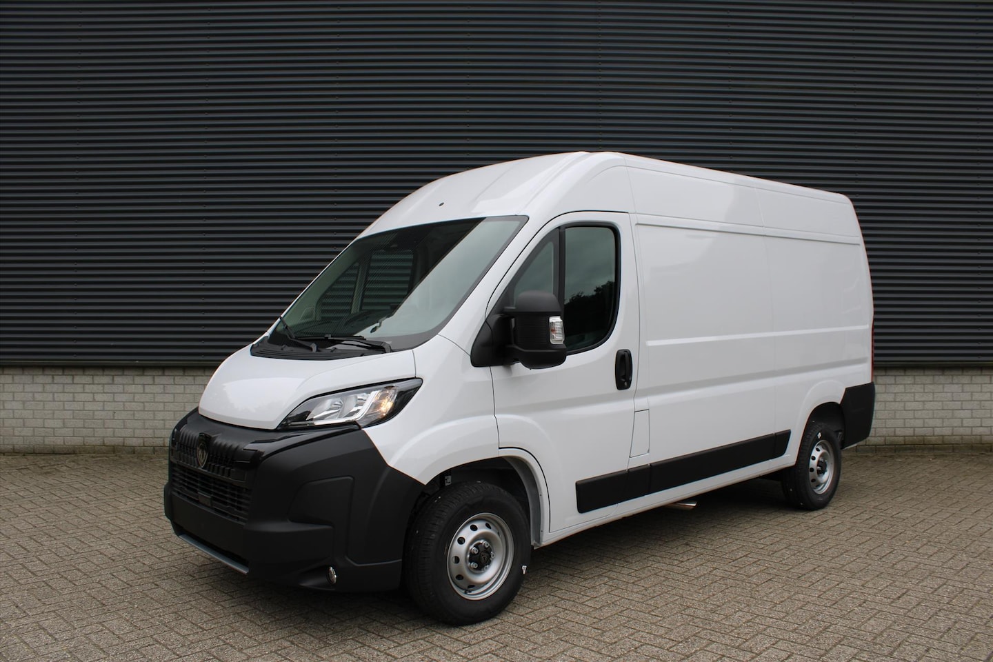 Peugeot Boxer - Zwaar 2.2 HDi 140PK L2H2 3,5T I Trekhaak 3000 kg trekgewicht I Pack Techno Plus I Verzwaar - AutoWereld.nl