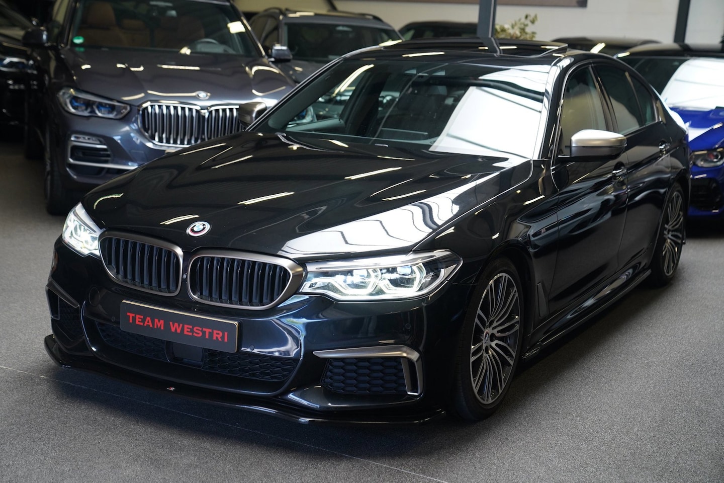 BMW 5-serie - M550i xDrive High Executive | Bowers&wilkins | HuD | Nappa Leder | Stoelverwarming/verkoel - AutoWereld.nl