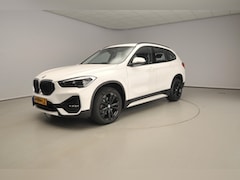 BMW X1 - sDrive18i | LED | HUD | Trekhaak | Sportstoelen | Shadow line | DAB | Hifi speakers | Alu