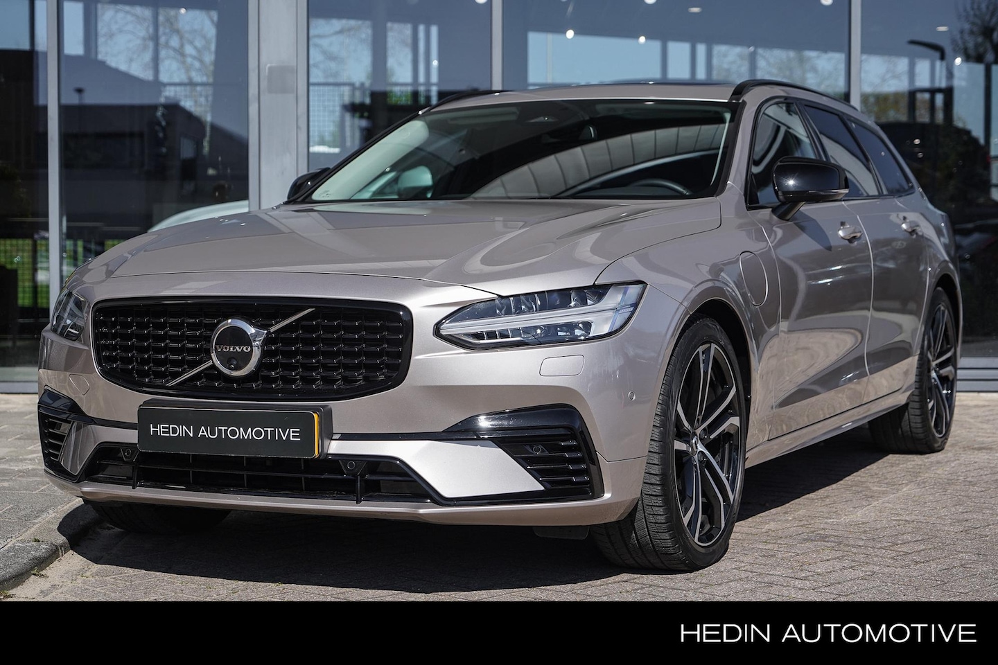 Volvo V90 - 2.0 T8 Plug-in hybrid AWD Ultra Dark | Bowers & Wilkins Audio | Panoramadak | Trekhaak Ele - AutoWereld.nl