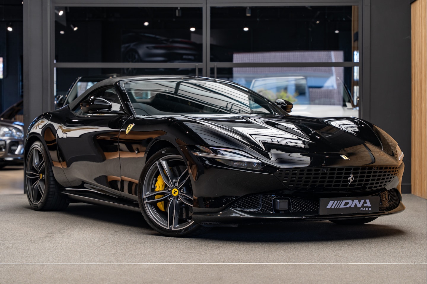 Ferrari Roma Spider - V8 Atelier Daytona Seats Roma Spider 3.9 V8 Carbon interior Shields - AutoWereld.nl