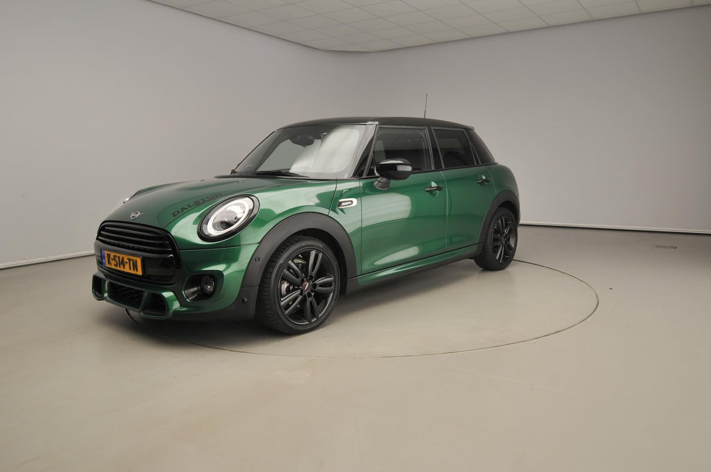 MINI Cooper - 5-deurs JCW Uitvoering / Sportstoelen / LED / Harman-KardonPark Assist / Getint glas / Alu - AutoWereld.nl