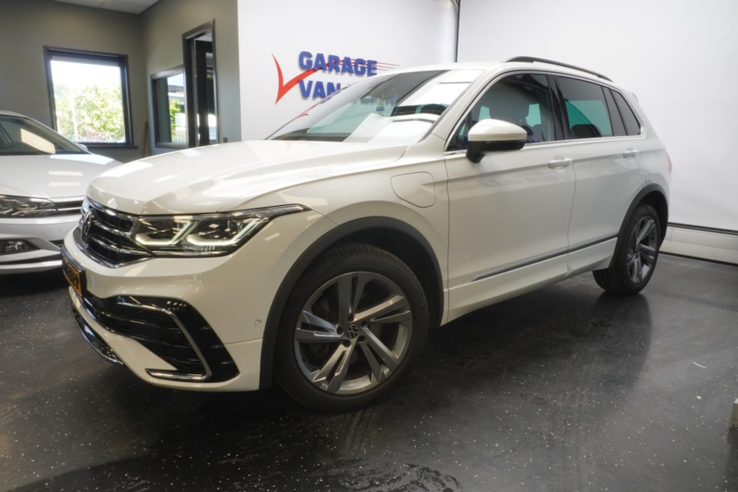 Volkswagen Tiguan - 1.4TSI eHybrid R-line 245PK IQ light Camera trekhaak - AutoWereld.nl