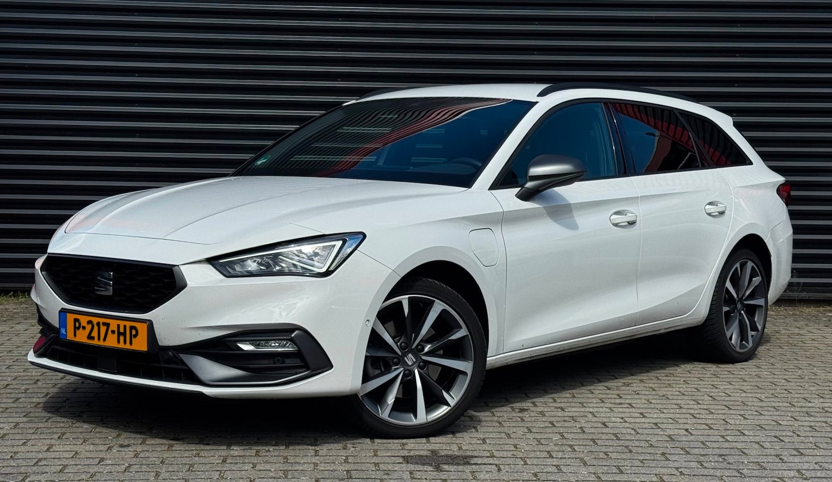 SEAT Leon Sportstourer - 1.4 TSI eHybrid PHEV FR Business Intense | ACC | Camera | Park Assist | 97% SOH - AutoWereld.nl