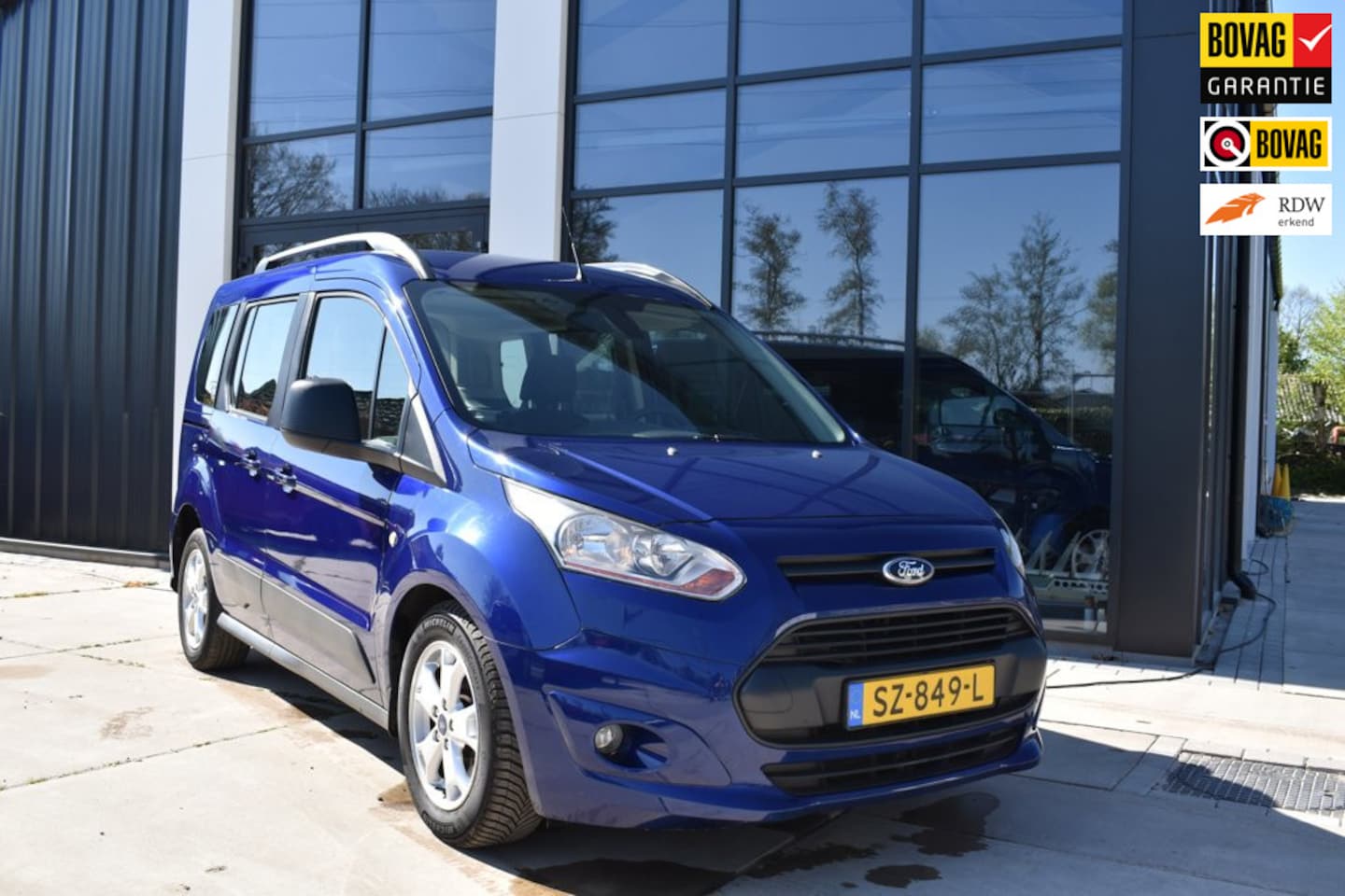 Ford Tourneo Connect Compact - 1.6 Titanium Aangepast met handgas/rem enz. - AutoWereld.nl