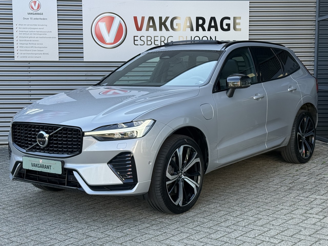 Volvo XC60 - 2.0 T6 Plug-in hybrid AWD Plus Dark LONG RANGE SCHUIFDAK,360CAM,ELEKTR.STOEL - AutoWereld.nl