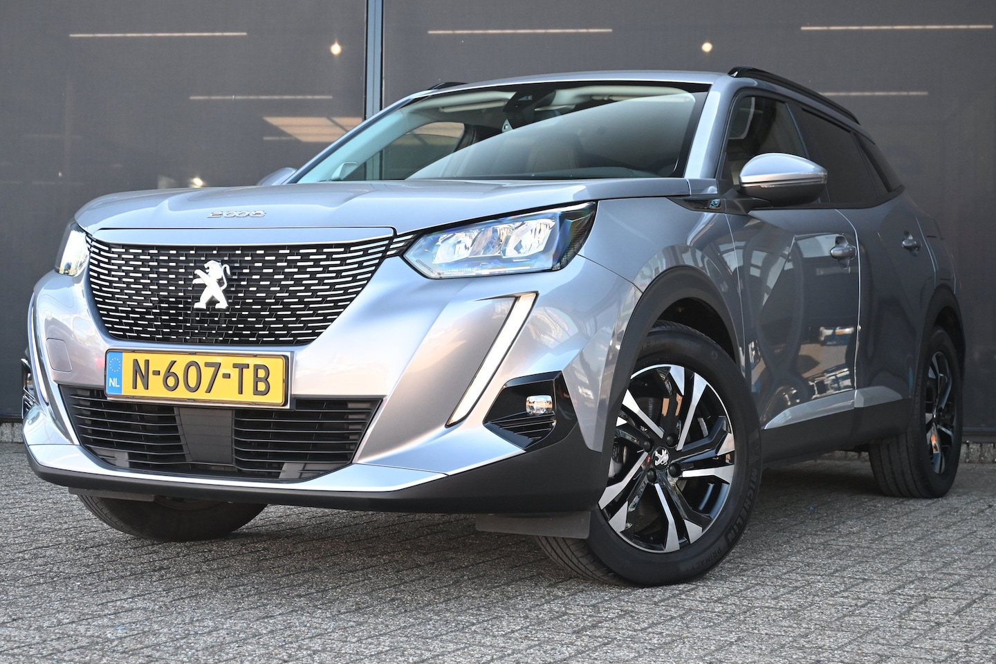 Peugeot e-2008 - EV Allure Pack 50 kWh 3 Fase 92,1%SOH! | Adaptive Cruise | Stoelverwarming | Navigatie by - AutoWereld.nl