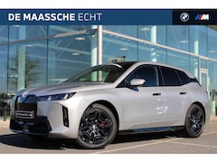 BMW iX - xDrive45 M Sport / Panoramadak Sky Lounge / Trekhaak / M Multifunctionele Stoelen / Soft-C
