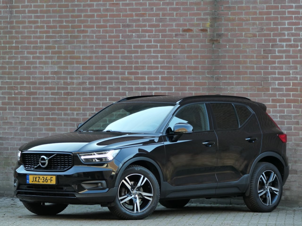 Volvo XC40 - 1.5 T3 AUT R-Design 12MND garantie / Trekhaak / Camera / DAB+ - AutoWereld.nl