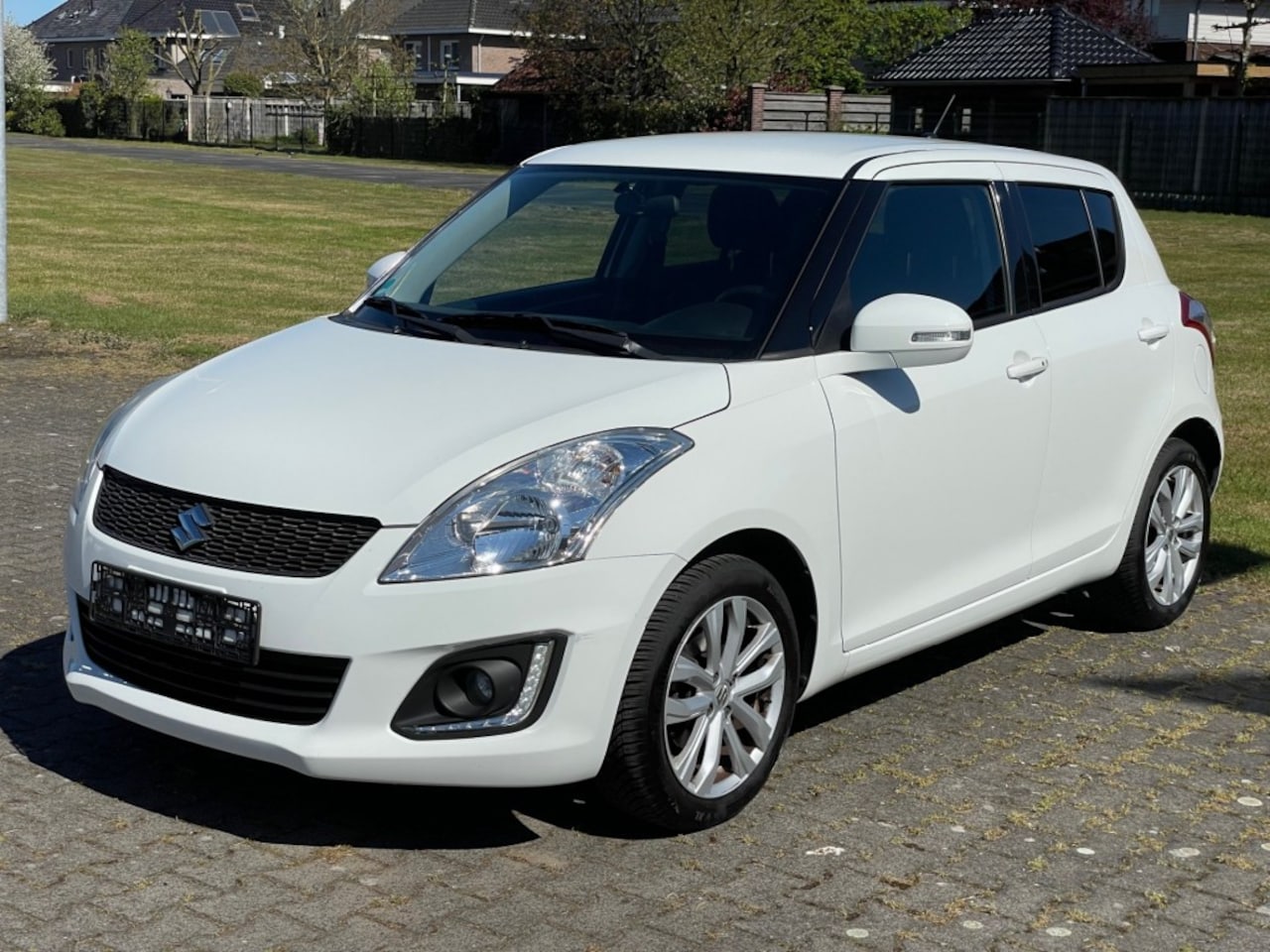 Suzuki Swift - 1.2 Exclusive EASSS/ ECC/ Cruise/ Keyless/ LM/ LED/ Stoelverwarming/ Privacy - AutoWereld.nl