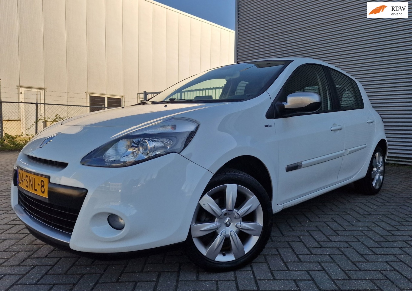 Renault Clio - 1.6 Night & Day AUTOMAAT NAVI PSENSOR CRUISE 2 X SLEUTELS - AutoWereld.nl