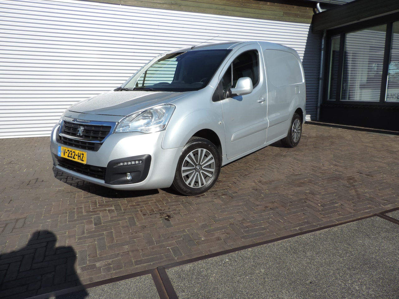 Peugeot Partner - 120 1.6 BlueHDi 75 L1 Première lage km - AutoWereld.nl