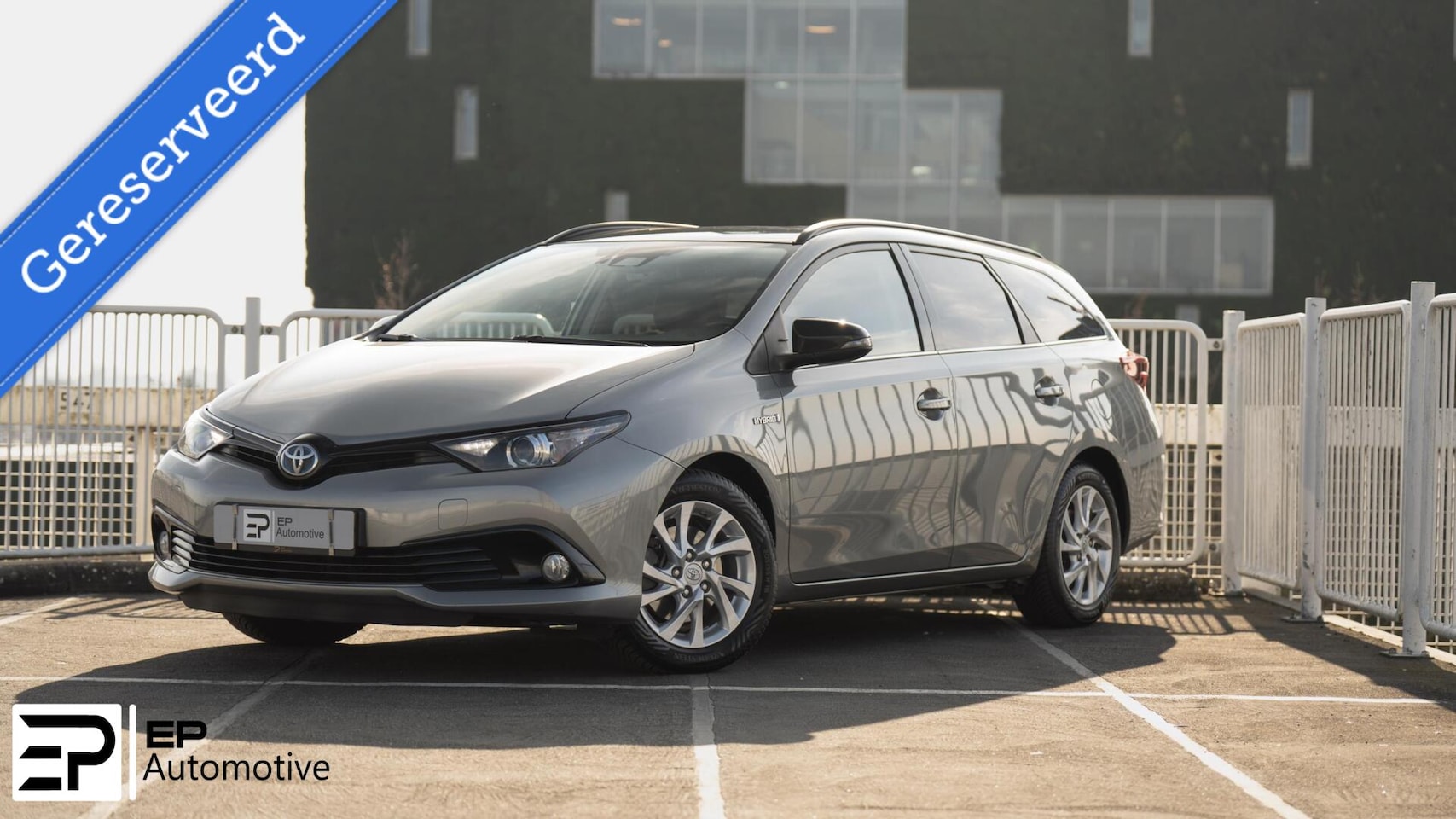Toyota Auris Touring Sports - 1.8 Hybrid Executive BlackPack - AutoWereld.nl