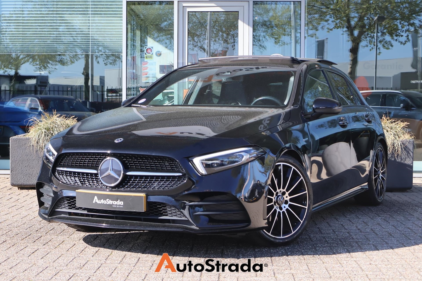 Mercedes-Benz A-klasse - 180 EDITION AMG-LINE | Camera | Pano | Cruise | Memory | Sfeer | Multibeam | Navigatie - AutoWereld.nl