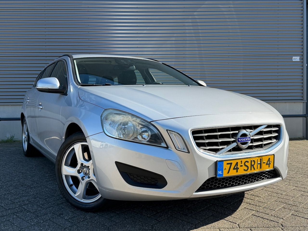 Volvo V60 - 2.0 D3 R-Design 2.0 D3 R-Design - AutoWereld.nl