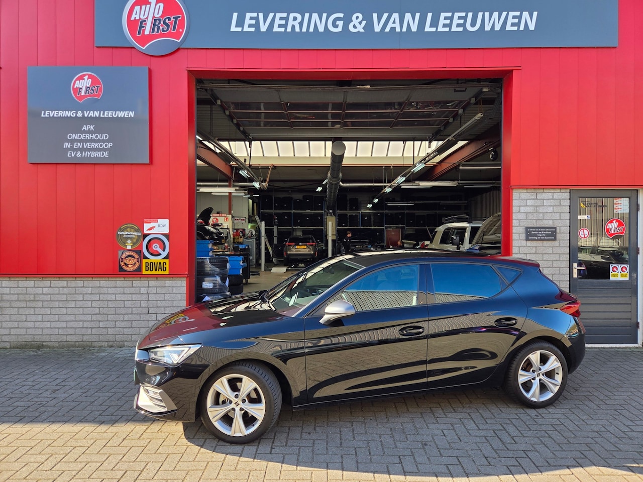 SEAT Leon - 1.5 eTSI FR Business Intense Automaat/ Stuur en stoel verwarming/ Navigatie/ Adapt. Cruise - AutoWereld.nl