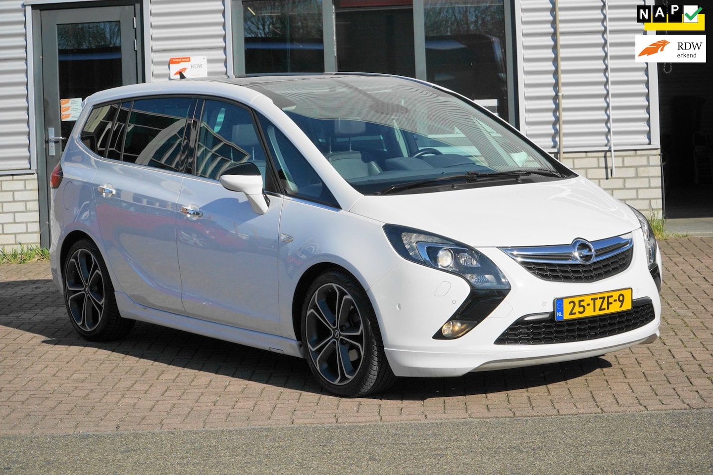 Opel Zafira Tourer - 1.4 Cosmo 7p. PANO LEDER CAMERA - AutoWereld.nl