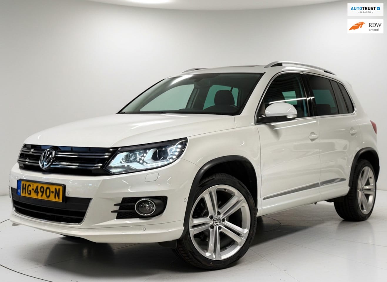 Volkswagen Tiguan - 1.4 TSI R-Line Edition|Pano|Automaat|Trekhaak! - AutoWereld.nl