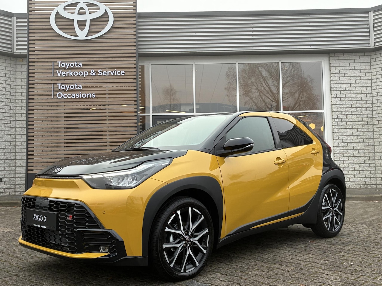 Toyota Aygo X - HYBRID 115 GR SPORT NIEUW & DIRECT LEVERBAAR!!! STOELVERW PARK-SENSOREN JBL-AUDIO KEYLESS - AutoWereld.nl