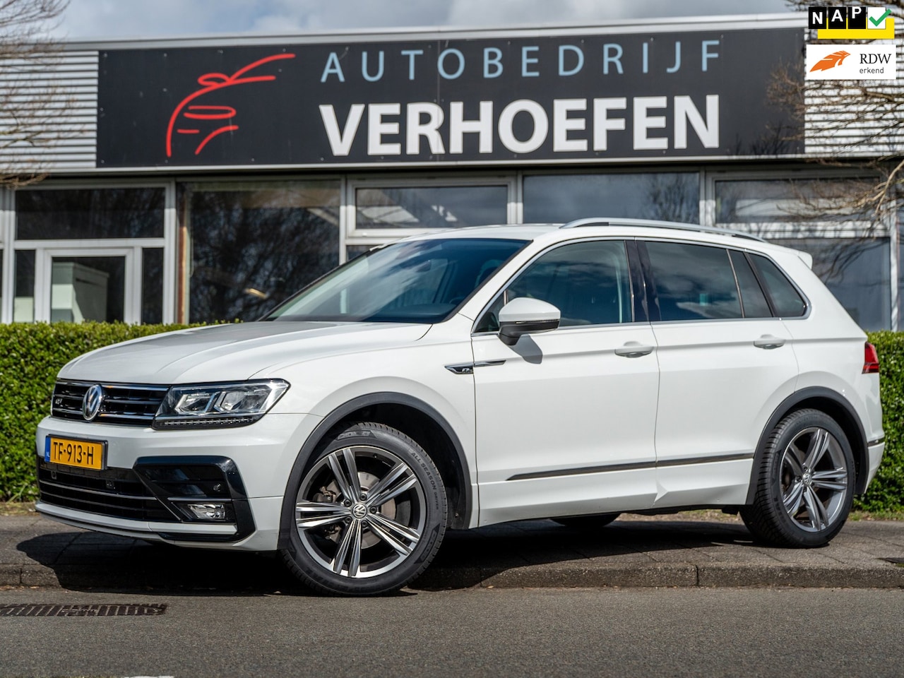 Volkswagen Tiguan - 1.4 TSI R-LINE - APPLE CARPLAY - ADAPTIVE CRUISE - LANE ASSIST - 4 NIEUWE ALL SEASON BANDE - AutoWereld.nl