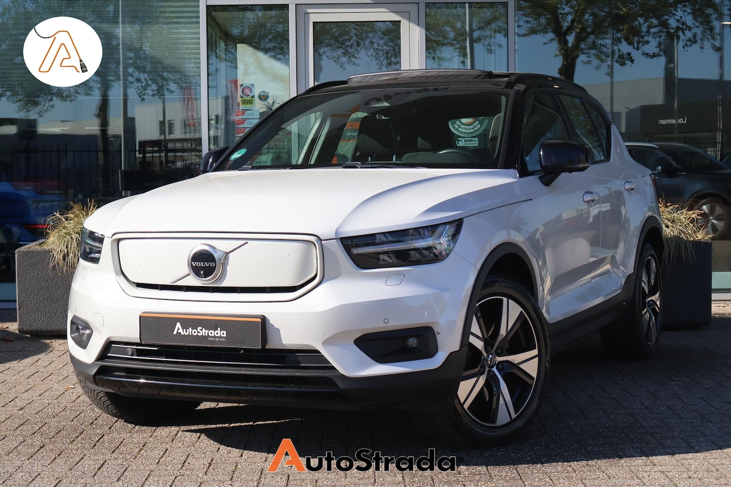 Volvo XC40 - P8 408pk AWD Pure Electric R-DESIGN I Pano I Warmtepomp I Trekhaak I Stoel/stuurverwarming - AutoWereld.nl