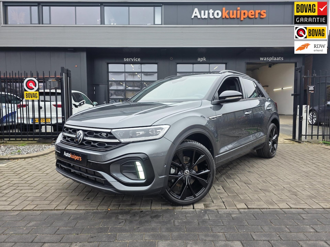 Volkswagen T-Roc - 1.5 TSI R-Line Edition | Met panoramadak, stoelverwarming, elektrische achterklep en virtu - AutoWereld.nl