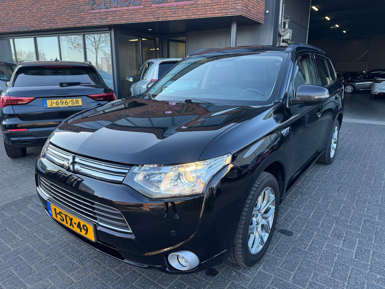 Mitsubishi Outlander - 2.0 PHEV Instyle SCHUIFDAK LEDER TREKHAAK CAMERA ORIG NL NAP - AutoWereld.nl