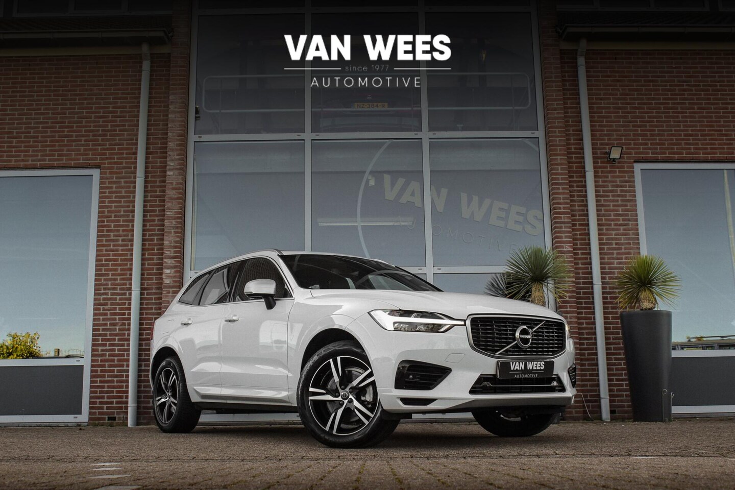 Volvo XC60 - 2.0 T8 Twin Engine AWD R-Design | 1e eigenaar | Keyless entry | Camera | Leer/Alcantara | - AutoWereld.nl