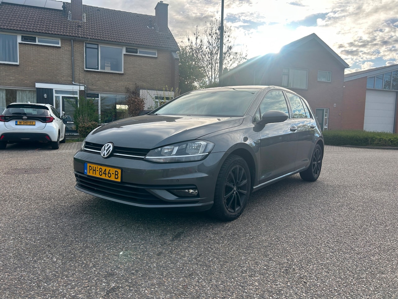 Volkswagen Golf - 1.6 TDI Highline Business R | DSG - AutoWereld.nl