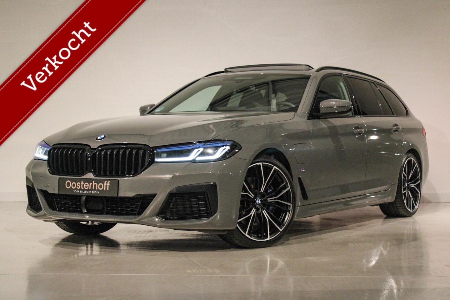 BMW 5-serie Touring - 530e xDrive High Executive M-sport PANO - AutoWereld.nl
