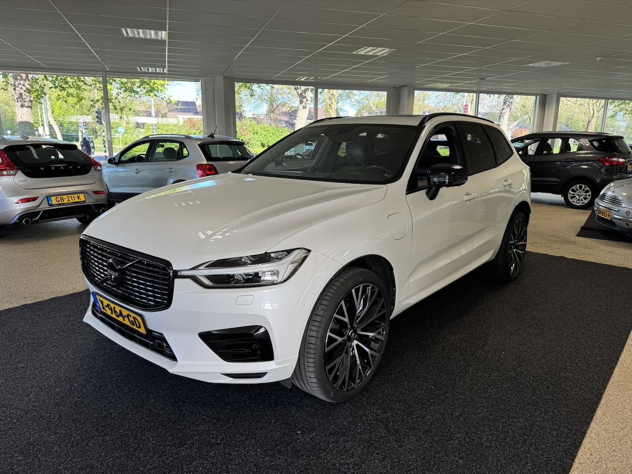 Volvo XC60 - 2.0 T8 Twin Engine AWD R-Design 408PK Bowers&Wilkens,luchtvering,trekhaak,22 inch hele vol - AutoWereld.nl