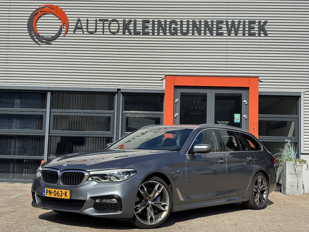 BMW 5-serie Touring - 530d xDrive High Executive / Head Up Display / Trekhaak / Navi / Lederen Bekleding / - AutoWereld.nl
