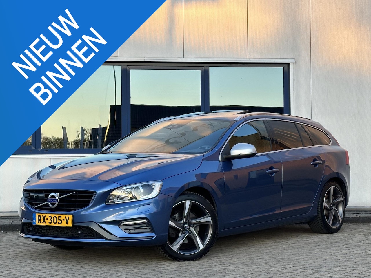 Volvo V60 - 2.0 T4 R Design l ACC l Leer l Schuifdak l BLIS l Lane Assist l - AutoWereld.nl