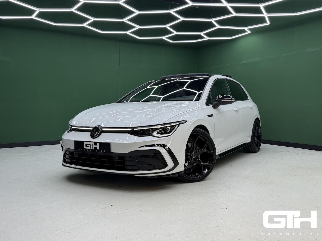 Volkswagen Golf - 1.5 eTSI R-Line H/K | IQ | Keyless | Pano - AutoWereld.nl