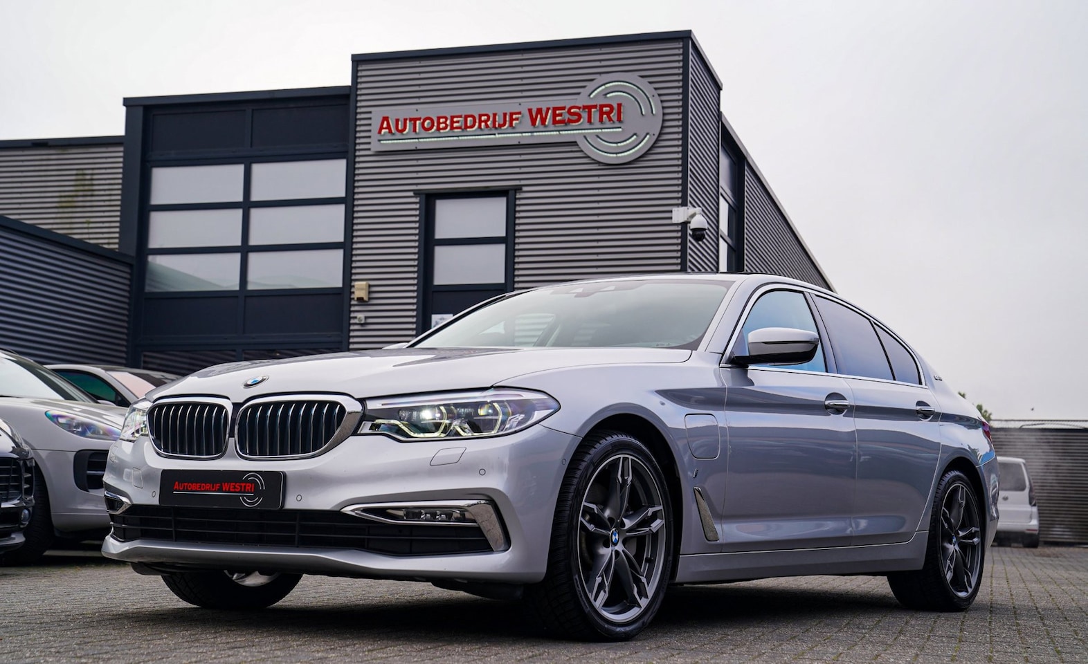 BMW 5-serie - 530e iPerformance High Executive | Stoelverkoeling | Head Up Display | Memory | Achterbank - AutoWereld.nl