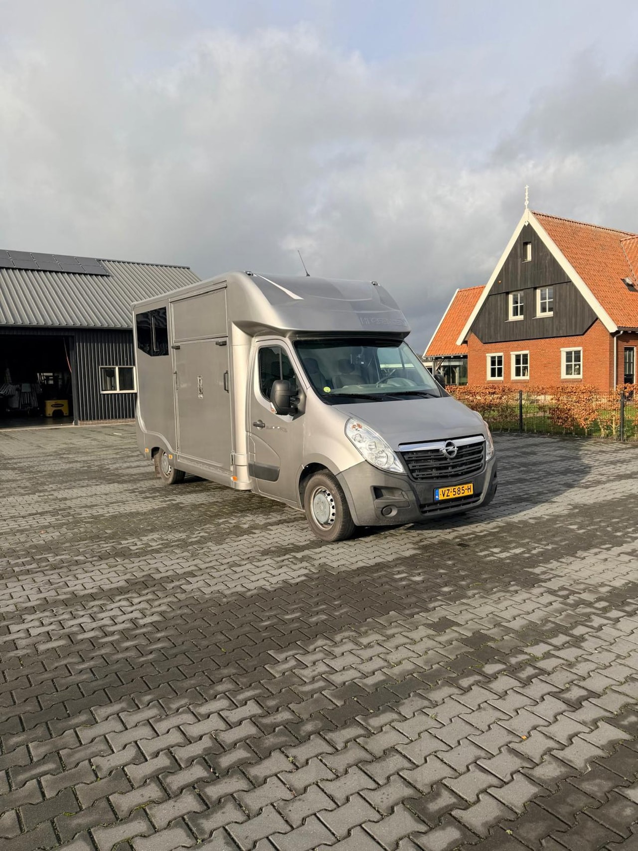 Opel Movano - Nette paardenwagen, lage kilomerstand, aparte zadelkamer - AutoWereld.nl