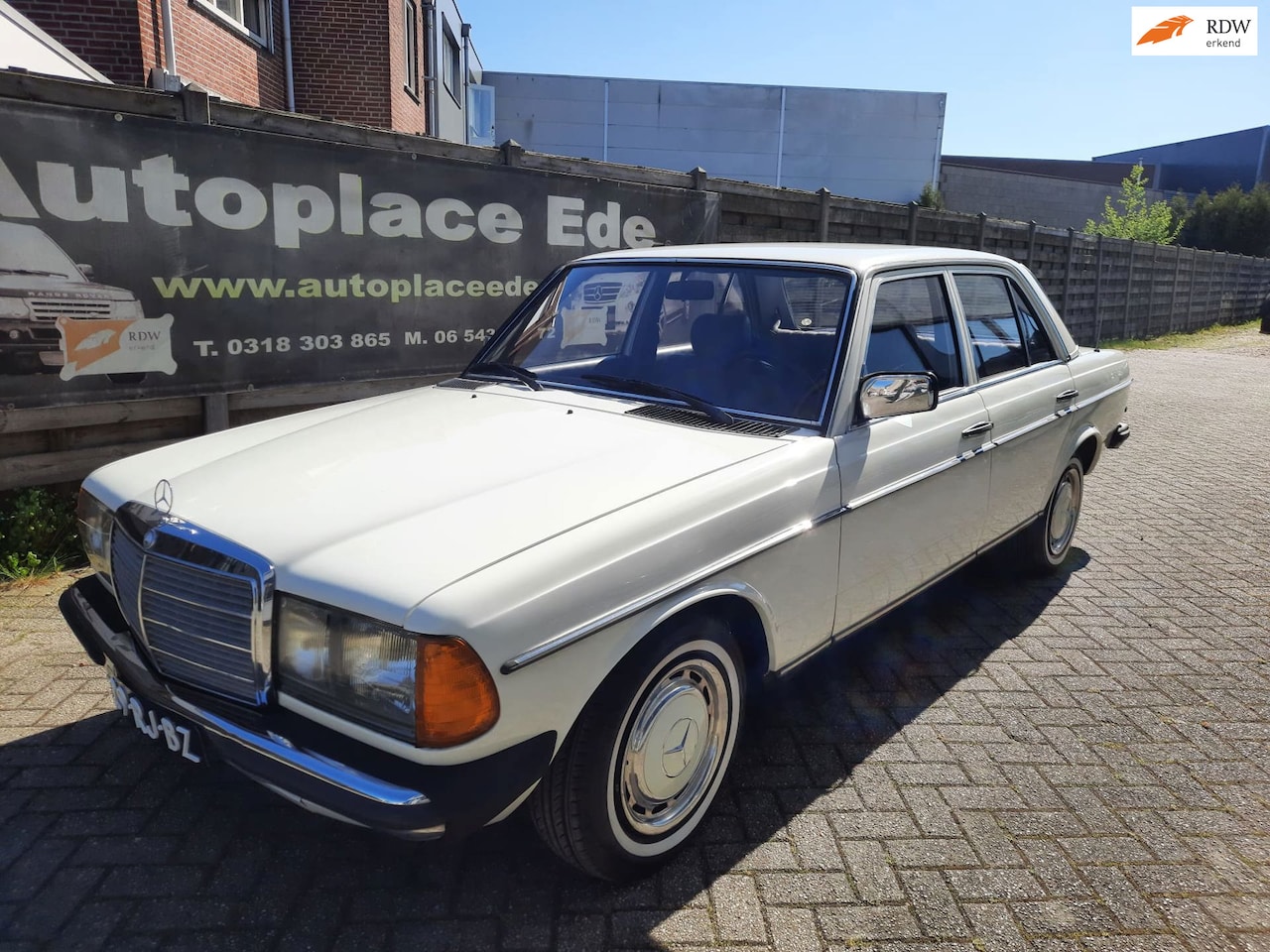 Mercedes-Benz 200-280 (W123) - 200 D NIEUW STAAT - AutoWereld.nl