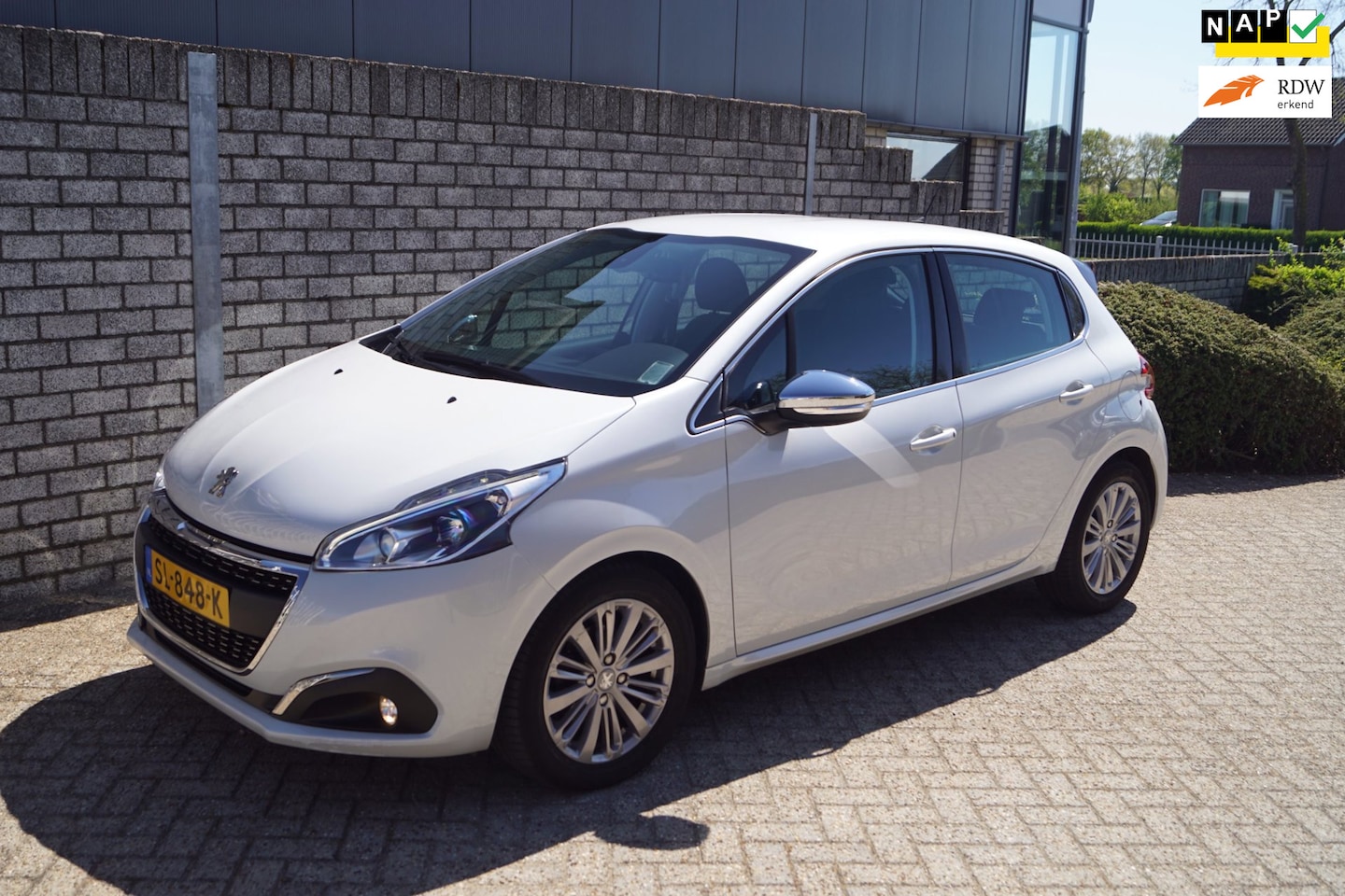 Peugeot 208 - 1.2 PureTech Allure 5 Deurs Navi Clima Sportstoelen Cruise Apple Carplay PDC DAB LMV ENZ N - AutoWereld.nl