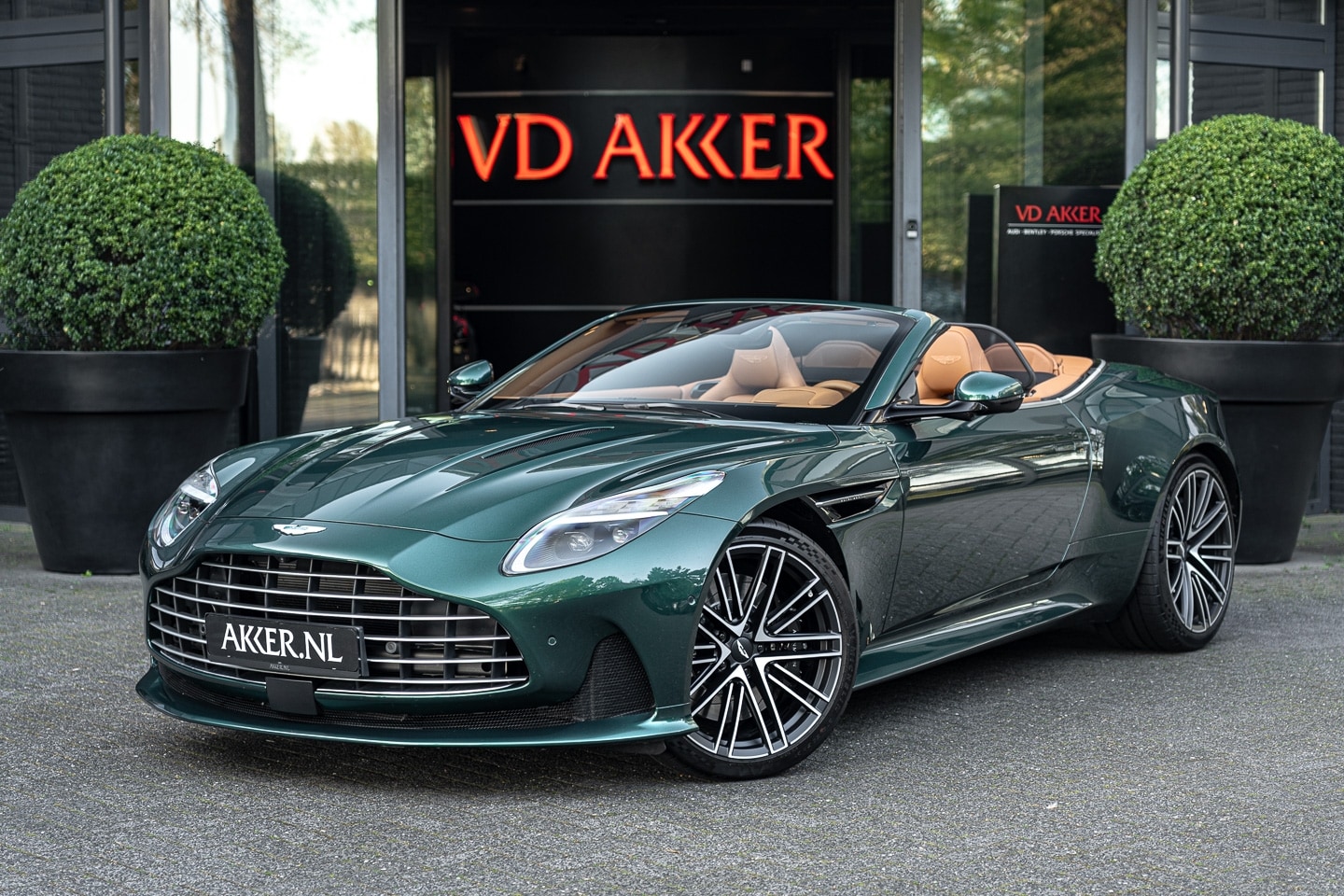 Aston Martin DB12 Volante - V8 | Signature Metallic | Sport Plus Stoel | Quilted Leder - AutoWereld.nl