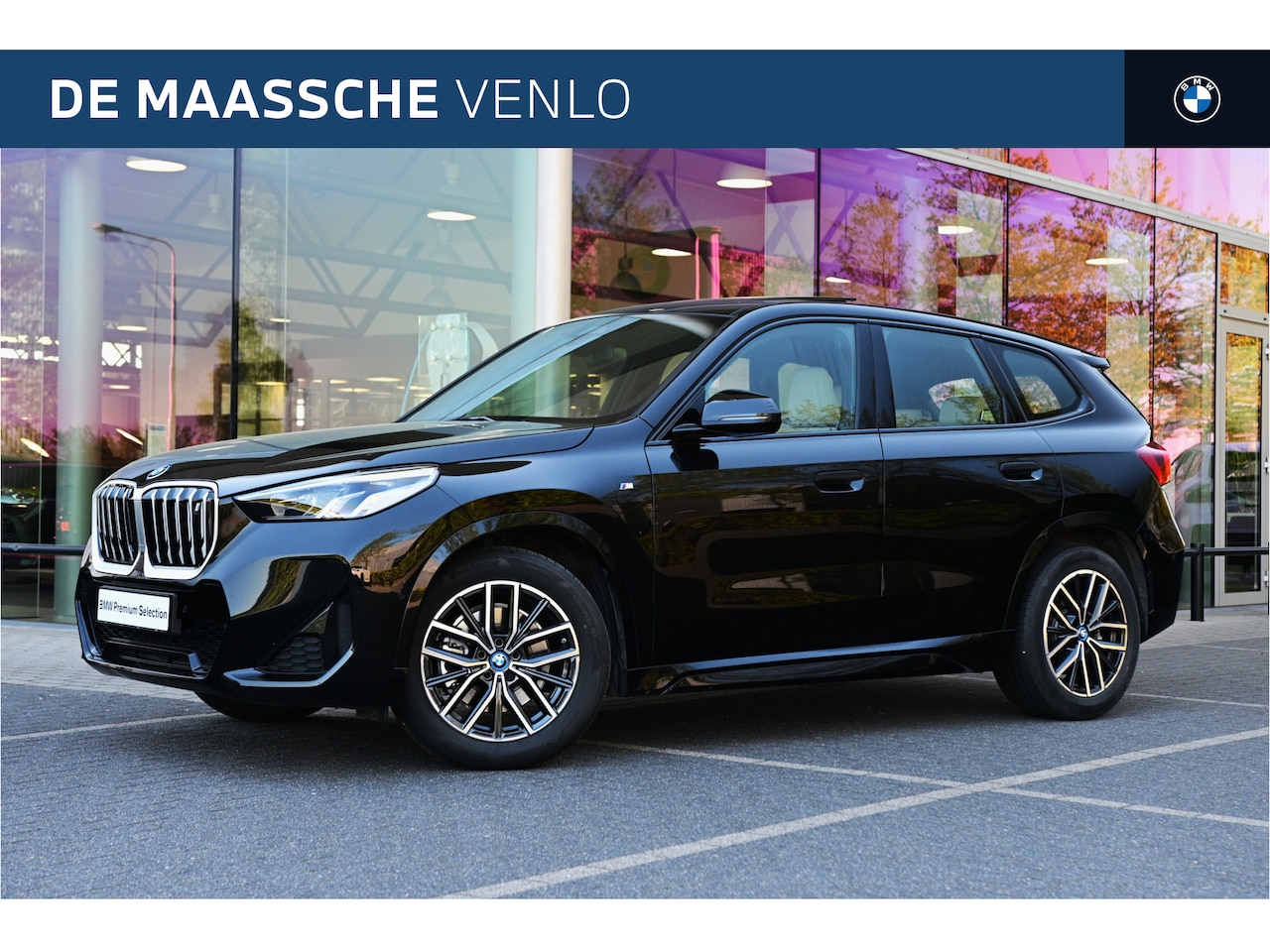 BMW iX1 - xDrive30 M Sport / Panoramadak / Sportstoelen / Achteruitrijcamera / M Adaptief onderstel - AutoWereld.nl