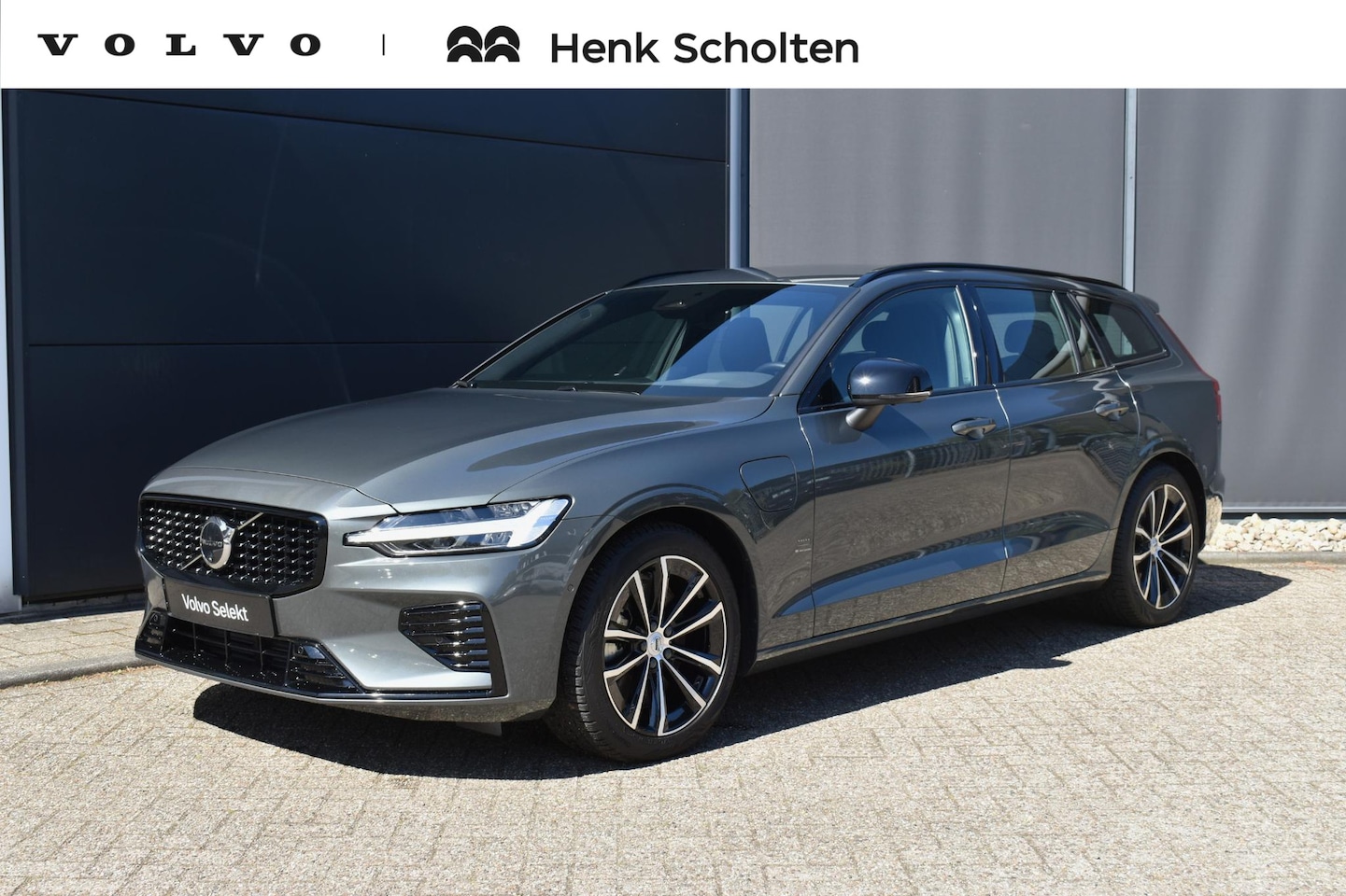 Volvo V60 - T6 Plug-in hybrid AWD Plus Dark | Verwarmbare voorstoelen + stuurwiel | Premium Sound by H - AutoWereld.nl