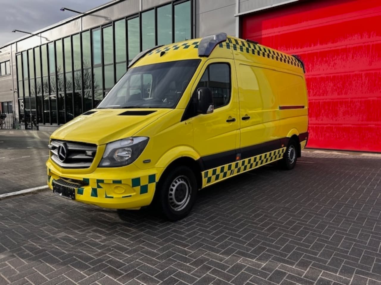 Mercedes-Benz Sprinter - L2H2 Ambulance - AutoWereld.nl