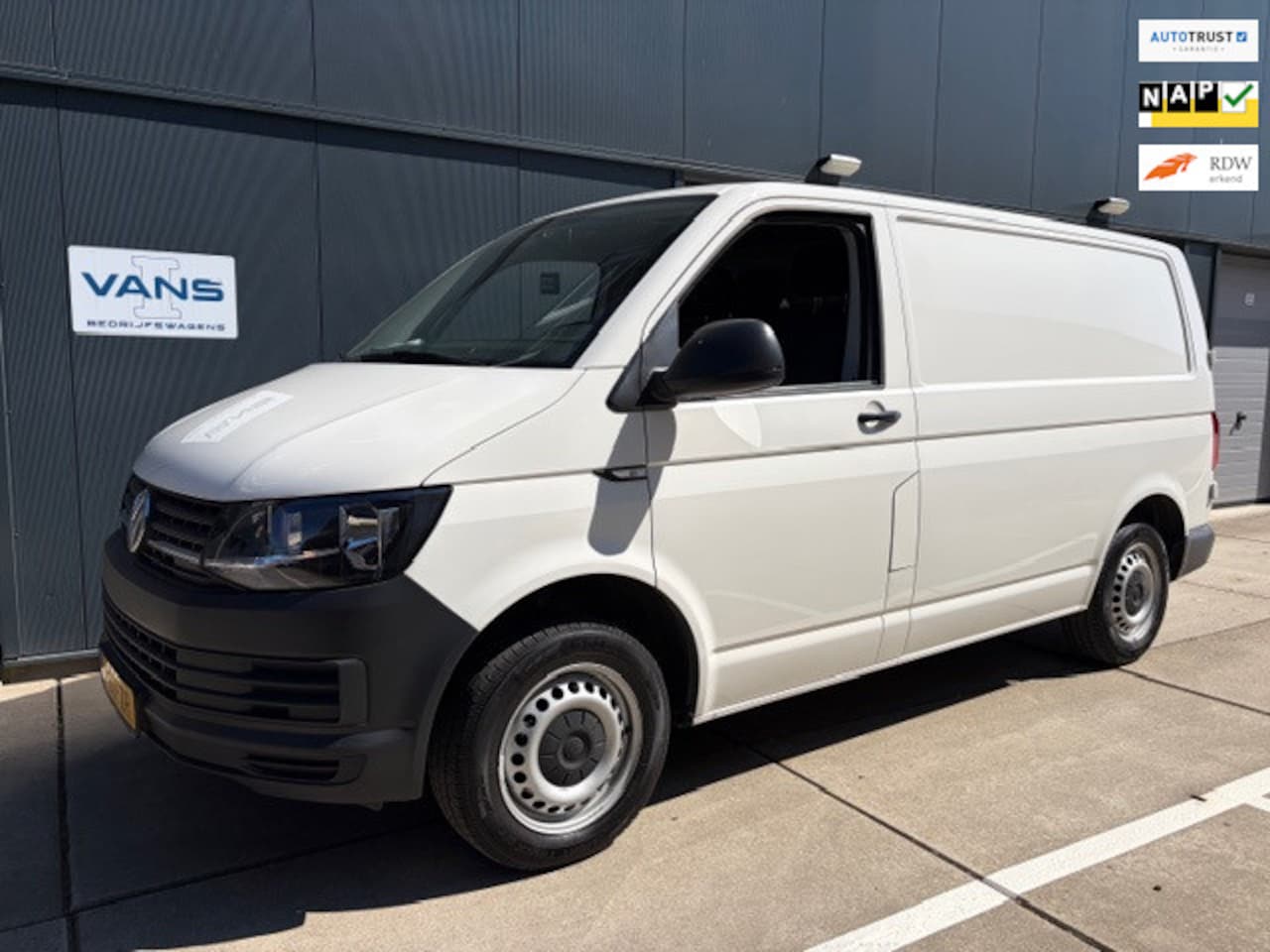 Volkswagen Transporter - 2.0 TDI L1H1 Economy Trekhaak en Airco - AutoWereld.nl