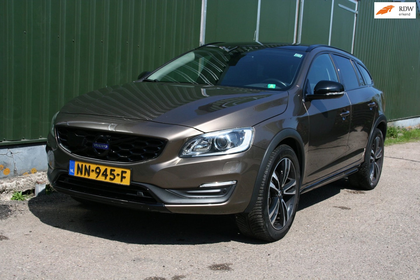 Volvo V60 Cross Country - 2.0 T5 Summum R-DESIGN, LEER, NAVIGATIE, CAMERA, TREKHAAK - AutoWereld.nl