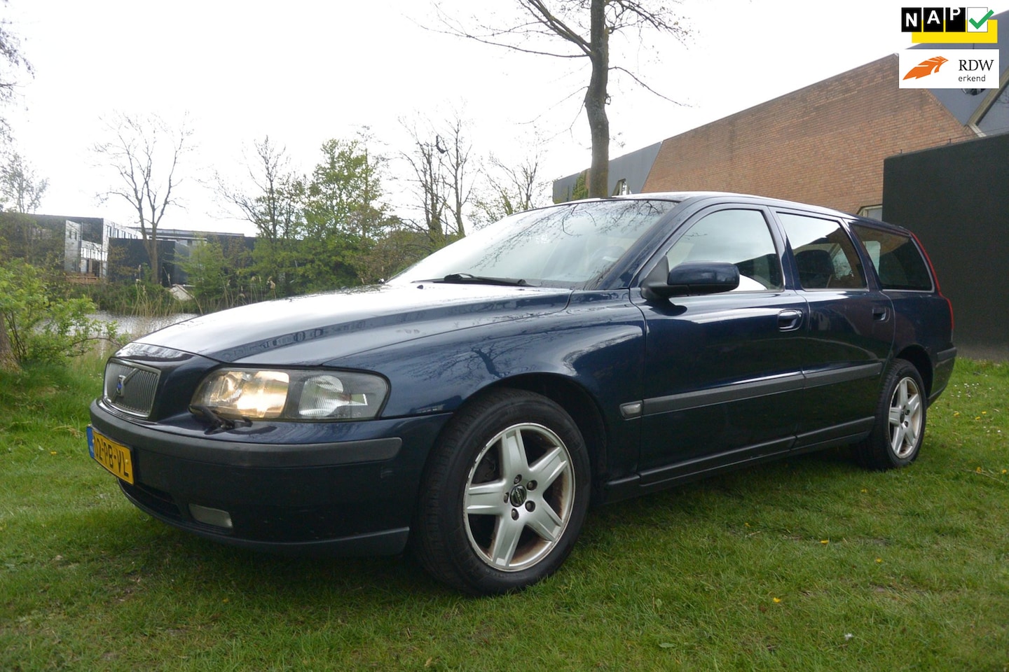 Volvo V70 - 2.4 Comfort Line automaat/airco/cruise/camera - AutoWereld.nl