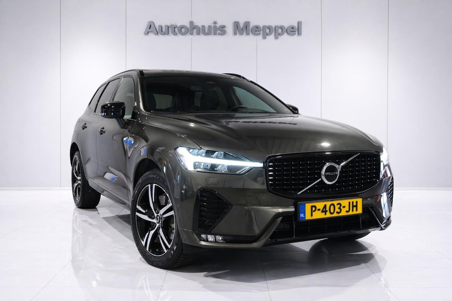 Volvo XC60 - B4 2.0-R-Design*Full-LED*ACC*Pano*PDC*VerwarmdStuur*Pine-Grey - AutoWereld.nl