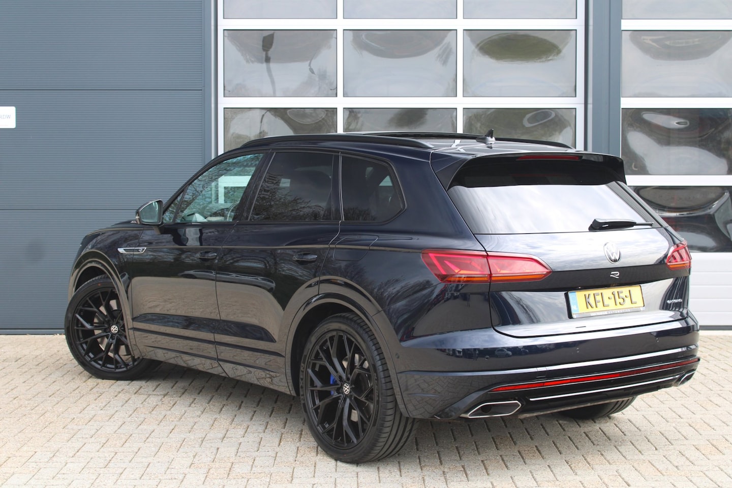 Volkswagen Touareg - 3.0 TSi eHybrid 462pk 4MOTION R | Pano | HUD | Luchtvering | Massage | Elek. trekhaak - AutoWereld.nl