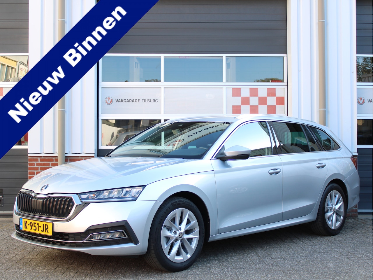 Skoda Octavia Combi - 1.0 e-TSI 110PK Automaat Business Edition /NAVI/17'LM/PDC/LED/Keyless/Lane assist/Trekhaak - AutoWereld.nl