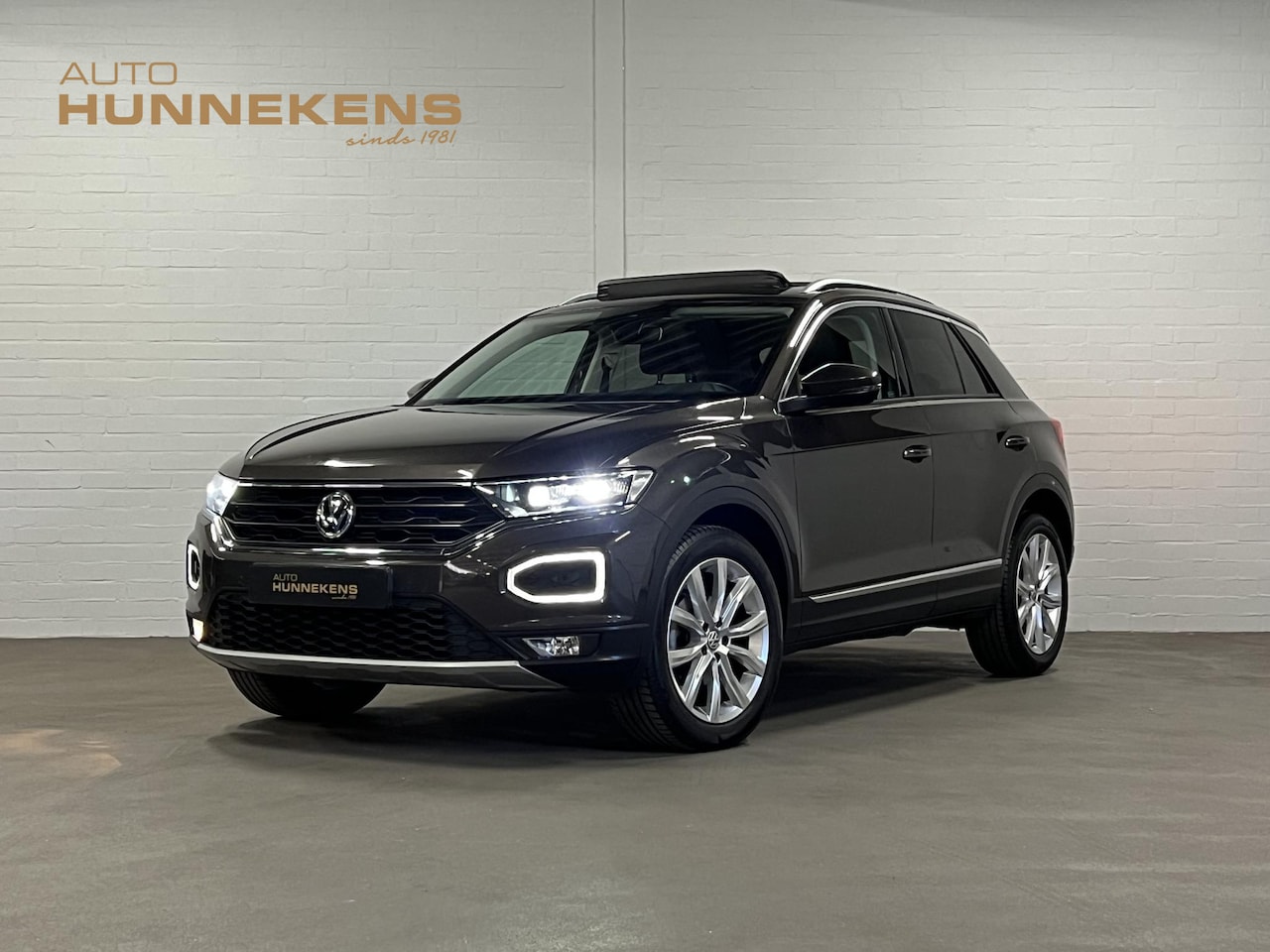 Volkswagen T-Roc - 1.5 TSI Sport Open dak | Adapt. cruise | Carplay | Climate control | Navigatie | 18'' lich - AutoWereld.nl