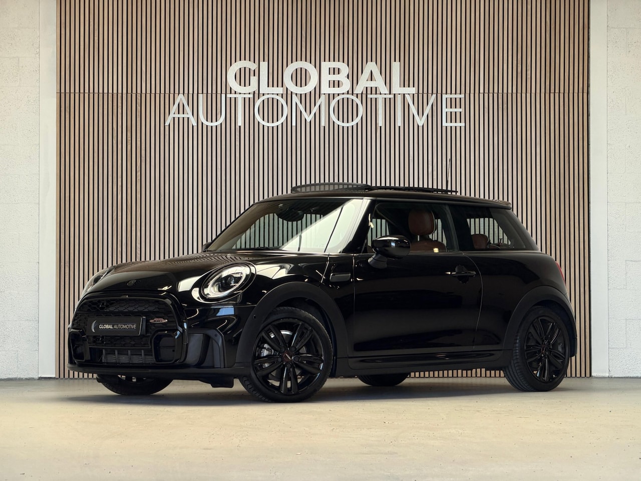 MINI John Cooper Works - Mini 1.5 Cooper - PANO - LEDER - AutoWereld.nl